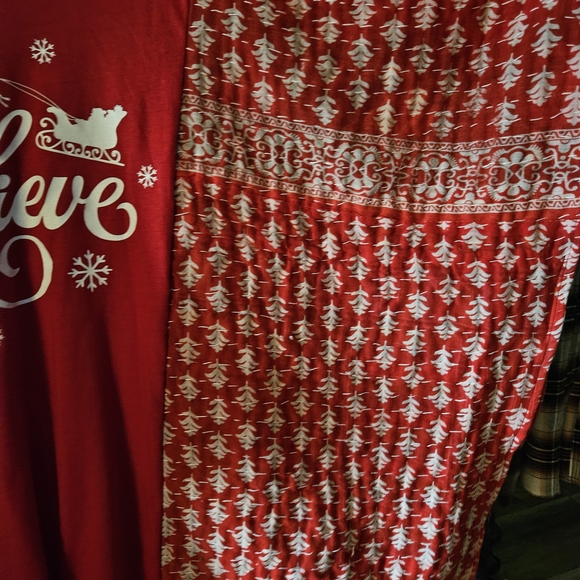 Red 'Believe' Graphic T-Shirt with Patterned Kantha Sleeves - Picture 3 of 3